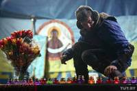 Люди массово несут цветы на Майдан. Человеческий поток не иссякает